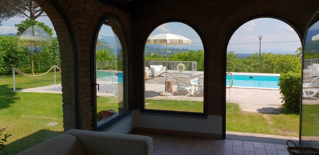 The sitting-room with view on the pool