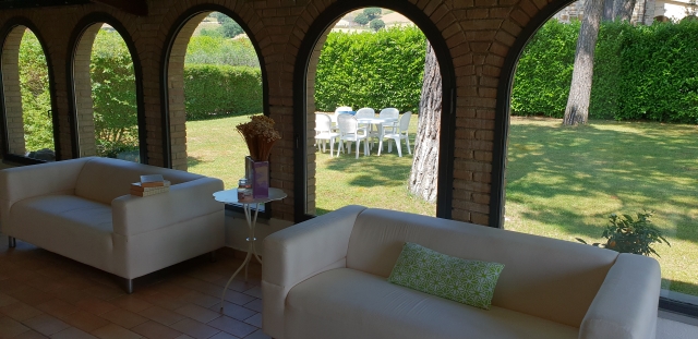 the sitting-room with view on the garden