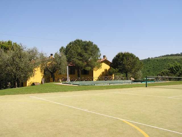 Tennis court and the pool of Picchio 1 e 2