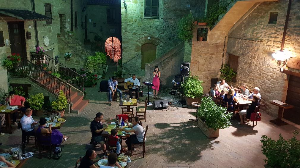 SERATE UMBRE: BUON CIBO E MUSICA